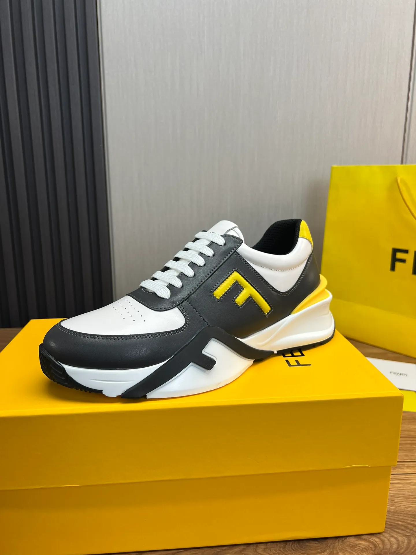 Men's shoes 💰520💰 Fendi [Fendi] hot style is on the market 🔥Fashionable casual men's shoes 🔱 Made of original cowhide + breathable mesh lining + sheepskin feet, perfect shape, top quality, you deserve it 🔜Original outsole, ultra-light, non-slip and wear-resistant 👣 Standard size 38-44 (customized in 45)